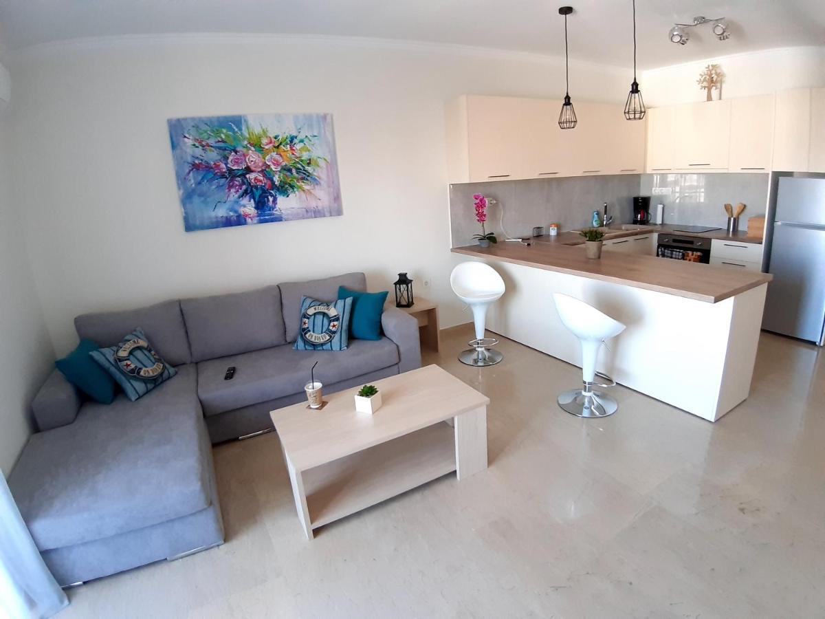 Central Apartment Near The Beach With Huge Private Terrace ลูตรากี ภายนอก รูปภาพ