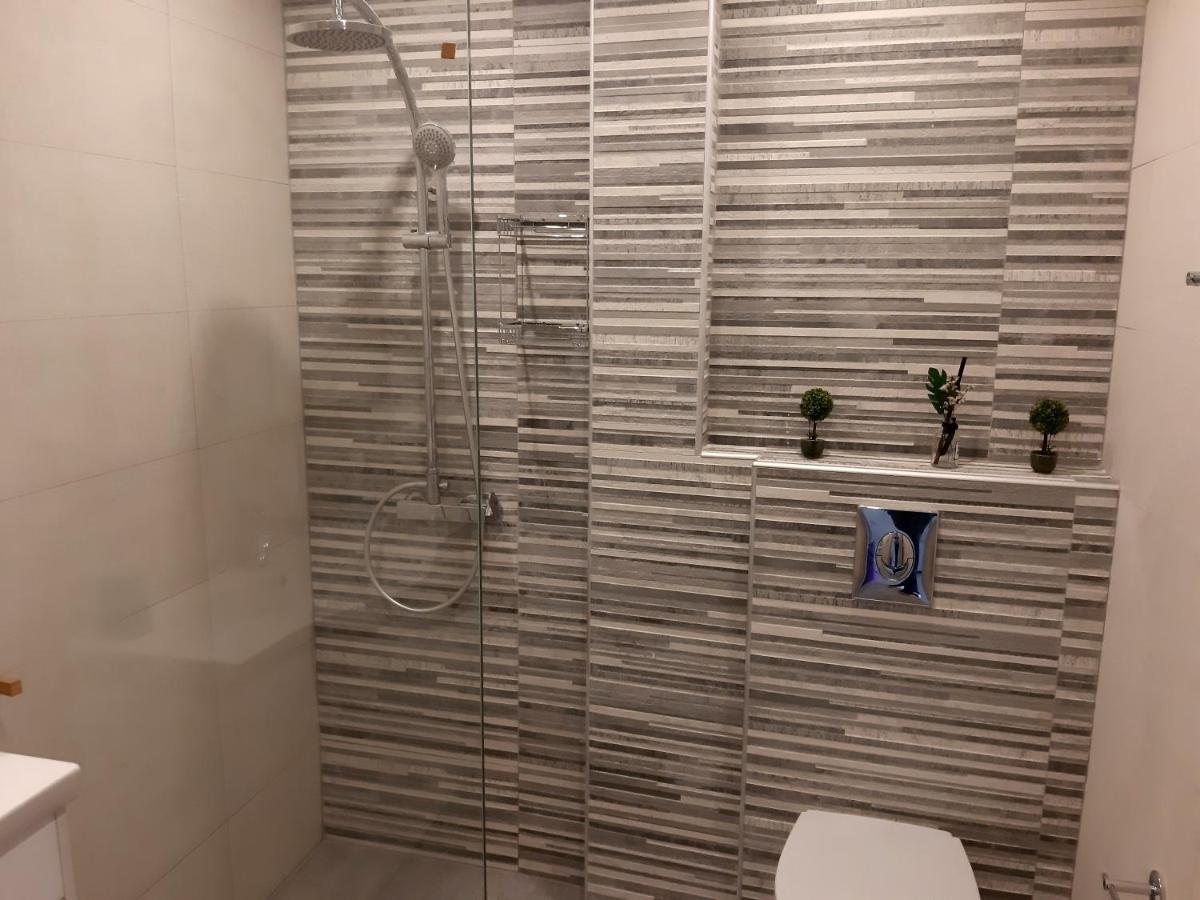 Central Apartment Near The Beach With Huge Private Terrace ลูตรากี ภายนอก รูปภาพ
