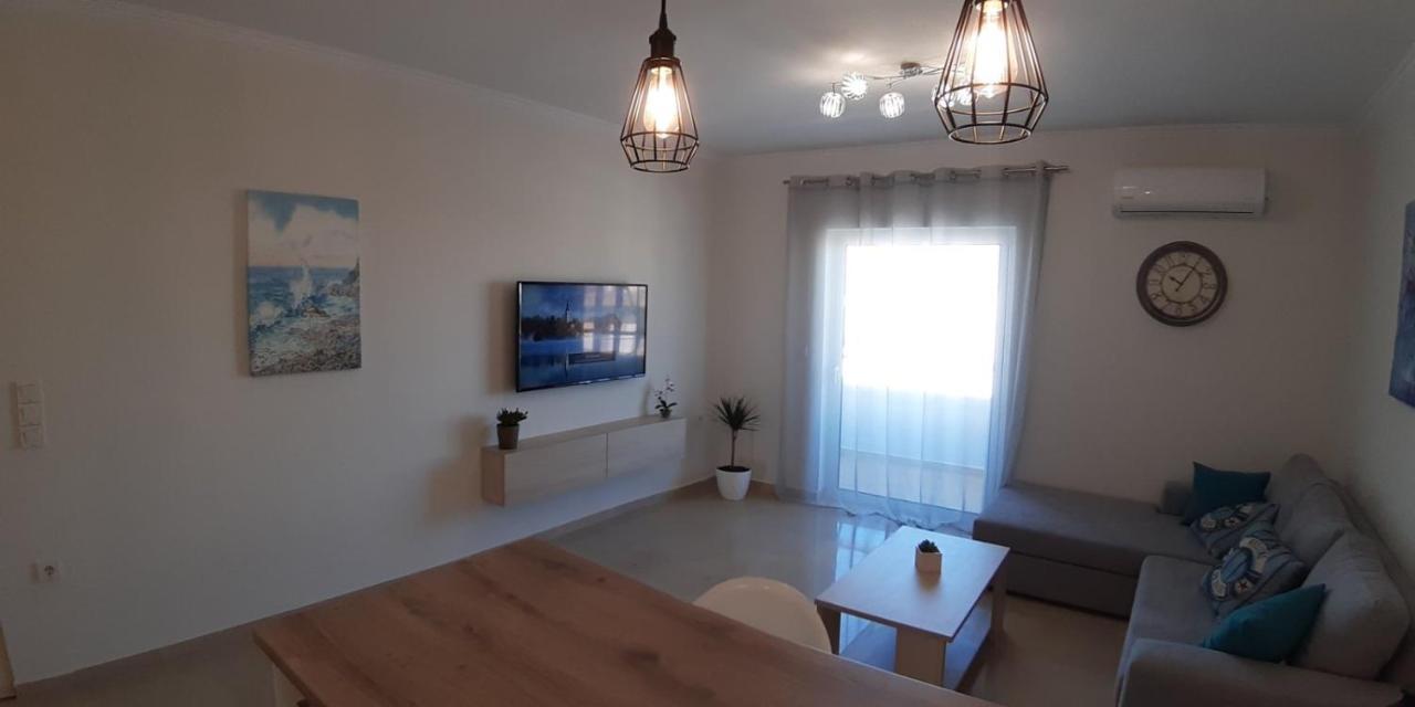 Central Apartment Near The Beach With Huge Private Terrace ลูตรากี ภายนอก รูปภาพ