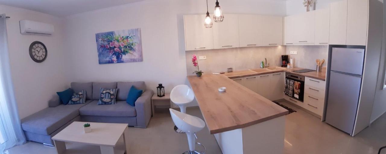 Central Apartment Near The Beach With Huge Private Terrace ลูตรากี ภายนอก รูปภาพ