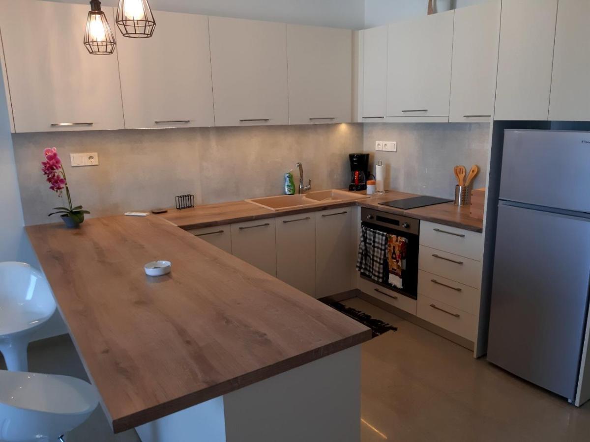 Central Apartment Near The Beach With Huge Private Terrace ลูตรากี ภายนอก รูปภาพ